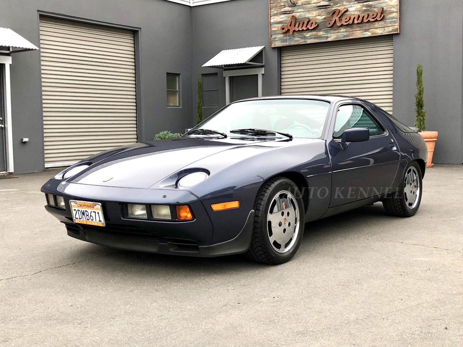 Porsche 928 blue